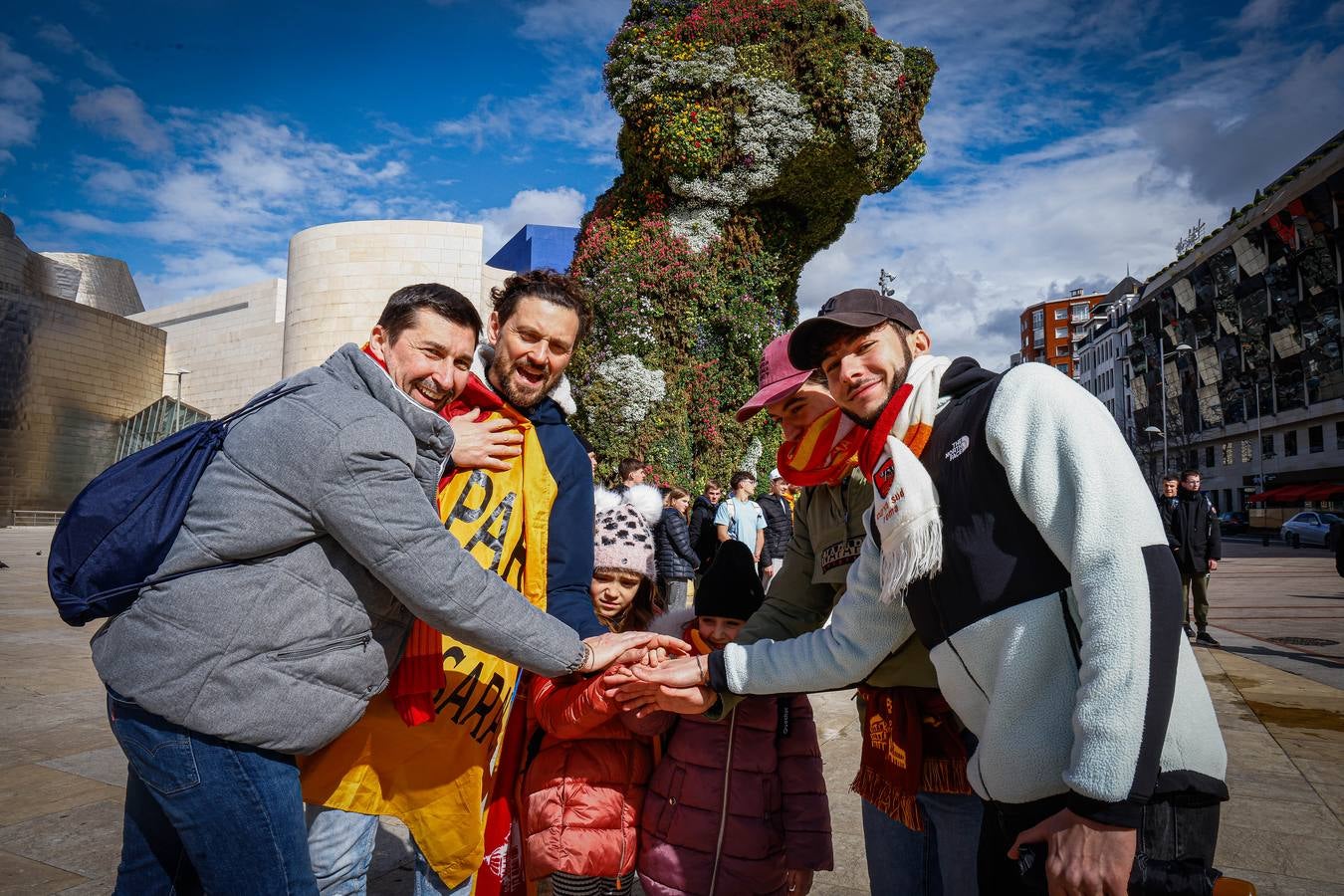 Los aficionados de la Roma calientan el ambiente en Bilbao
