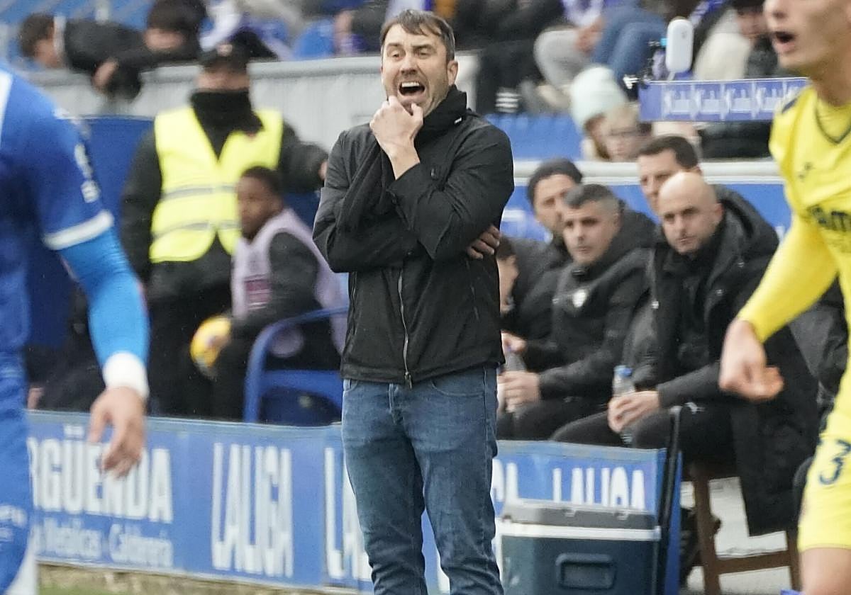 Coudet observa el partido de la pasada jornada contra el Villarreal.