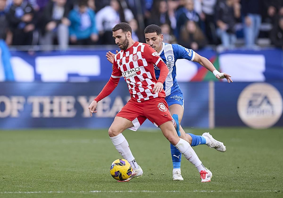 Abqar presiona a un rival en el Alavés-Girona de Mendizorroza.