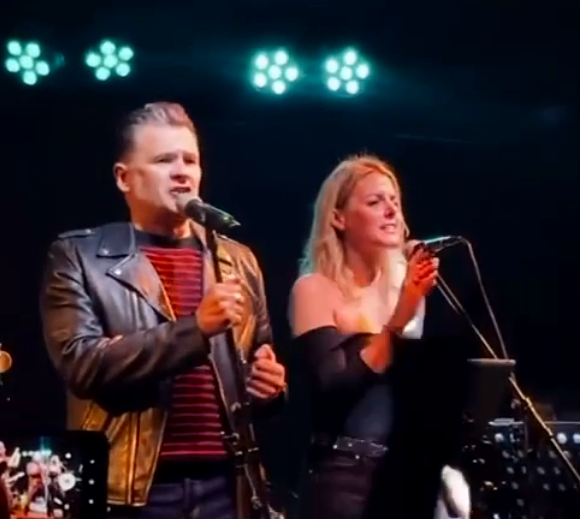 Iñaki López y Andrea Ropero, cantando una canción de Sabina en un concierto en Madrid.