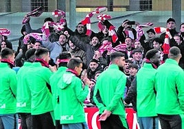 Los jugadores del Athletic agradecen el apoyo de los aficionados que acudieron ayer a animar al equipo en Lezama.