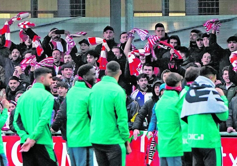 Los jugadores del Athletic agradecen el apoyo de los aficionados que acudieron ayer a animar al equipo en Lezama.