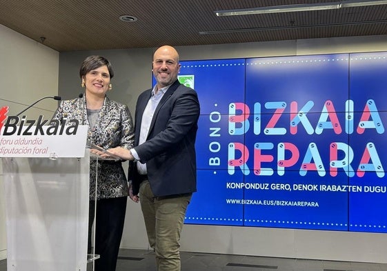 Arantza Atutxa y Alex Peláez, en la rueda de prensa del balance de la campaña de 'Bizkaia Repara'.