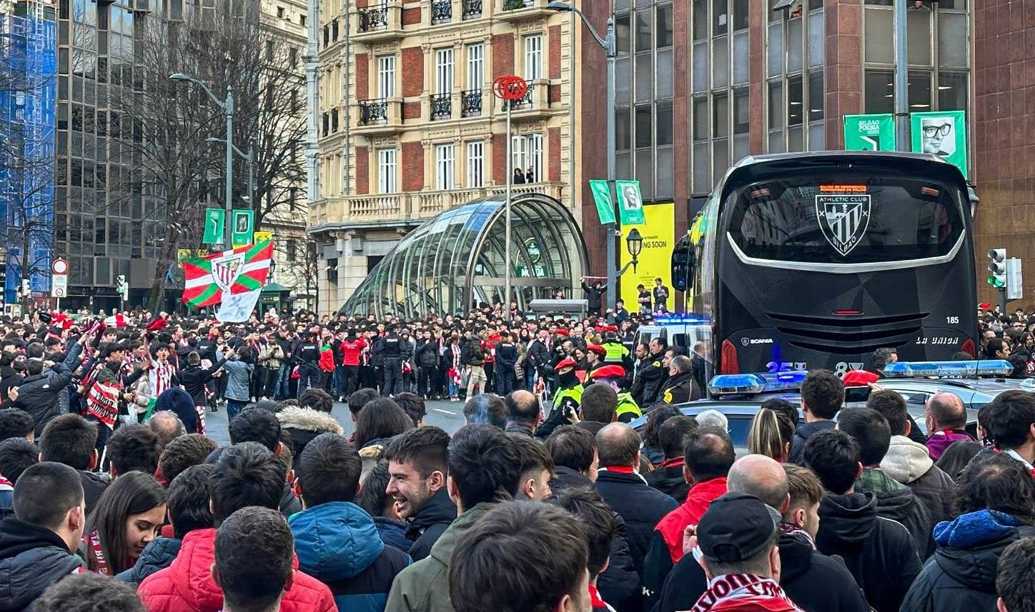 Los aficionados del Athletic arropan al equipo antes del partido