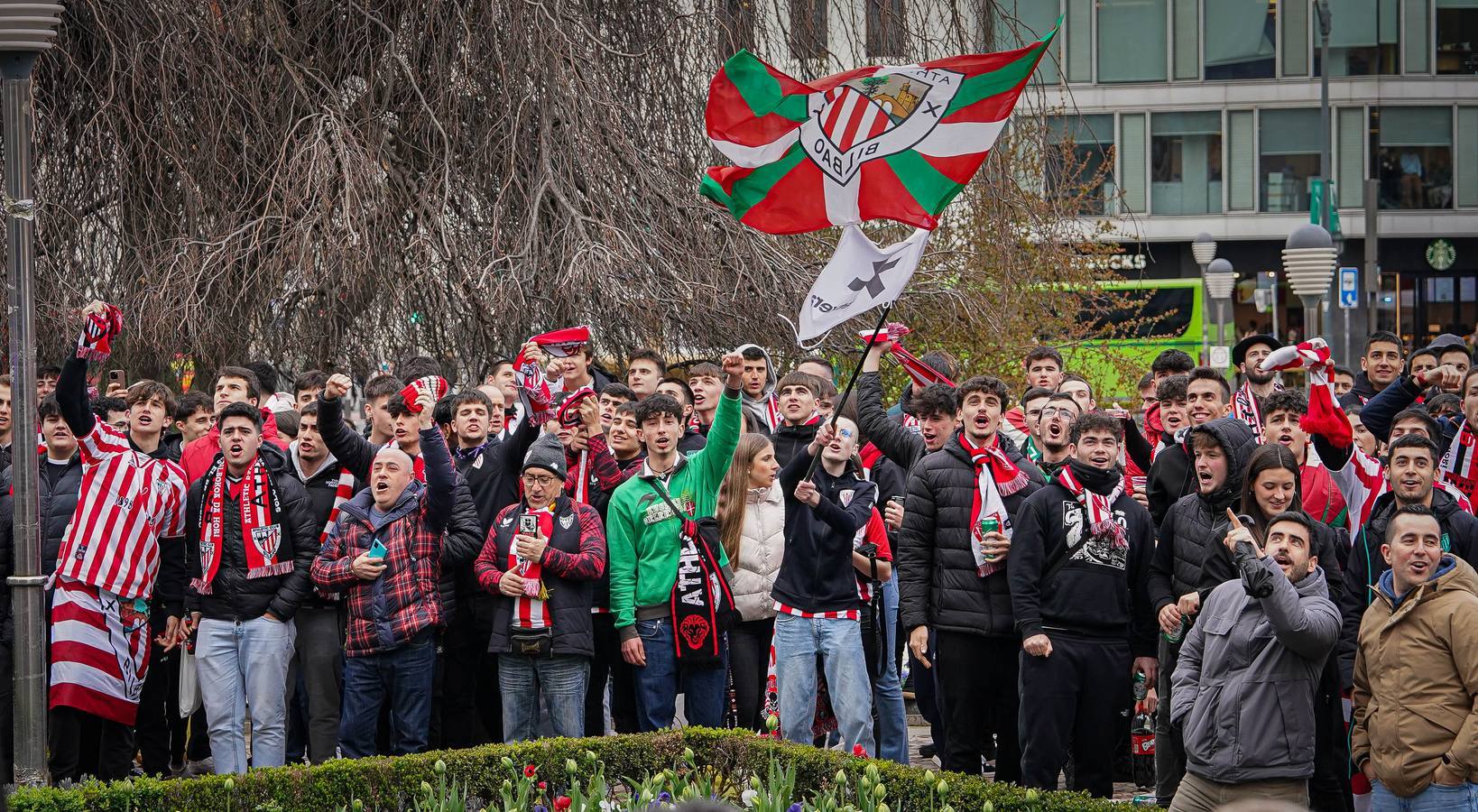 Los aficionados del Athletic arropan al equipo antes del partido