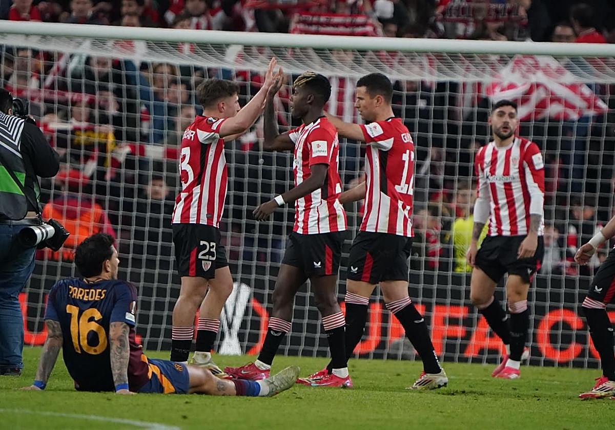 Los rojiblancos celebran el triunfo.