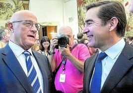 Josep Oliu, presidente del Sabadell, charla con Carlos Torres, de BBVA.