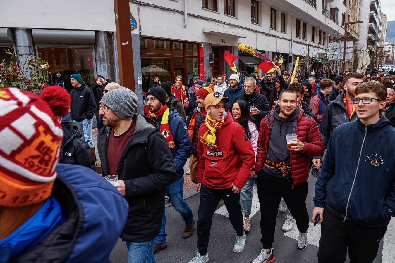 Los aficionados de la Roma calientan el ambiente en Bilbao
