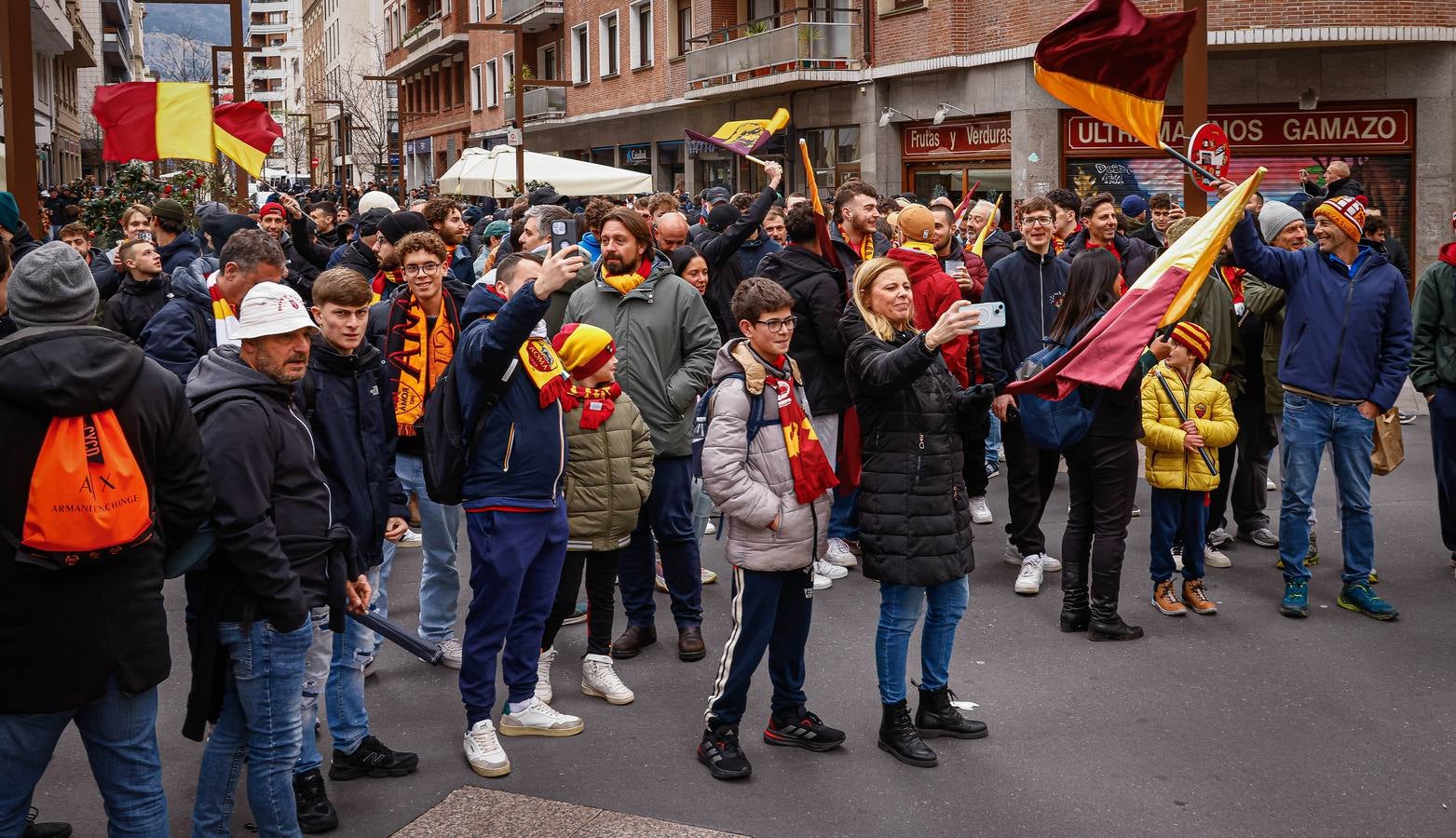 Los aficionados de la Roma calientan el ambiente en Bilbao