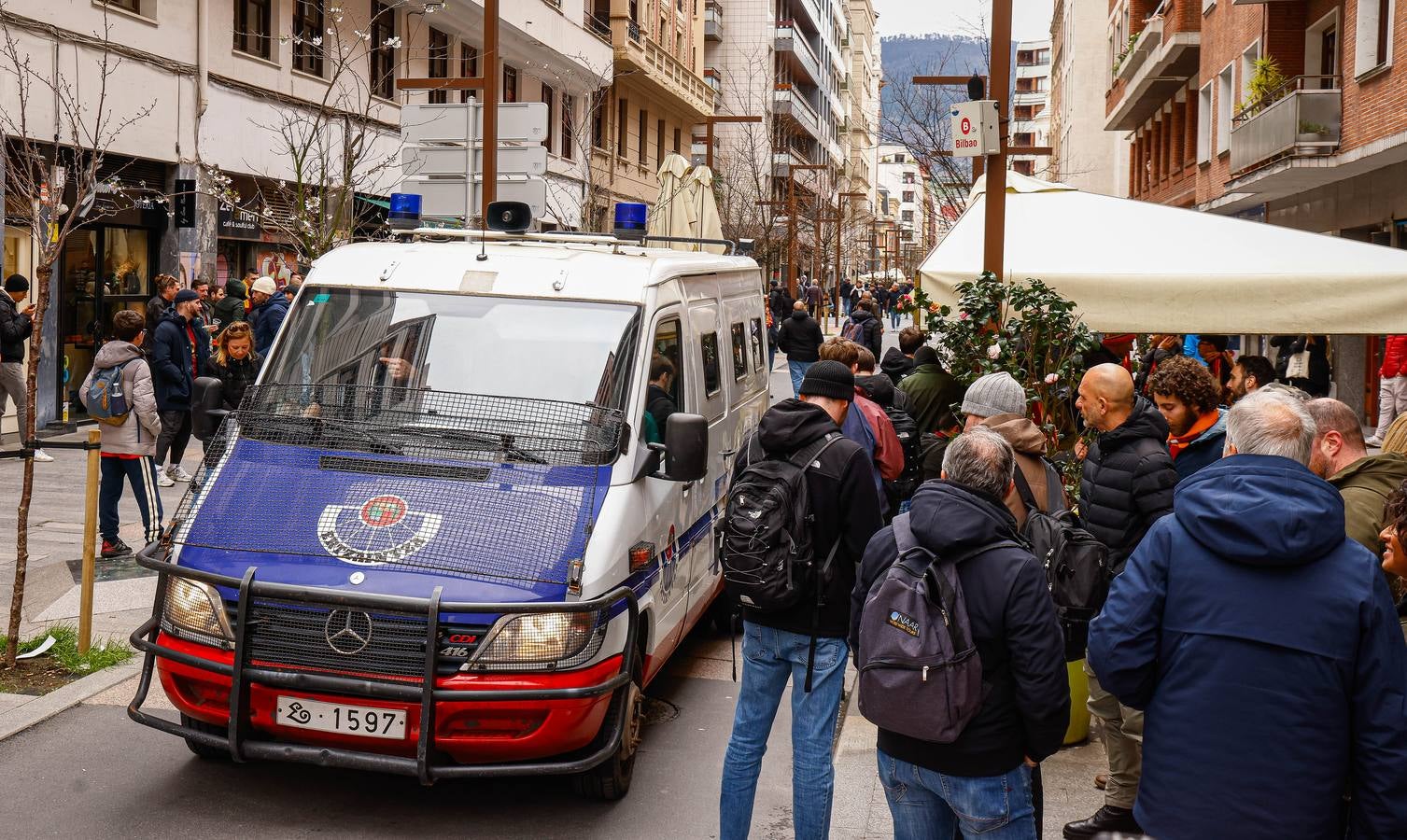 Los aficionados de la Roma calientan el ambiente en Bilbao