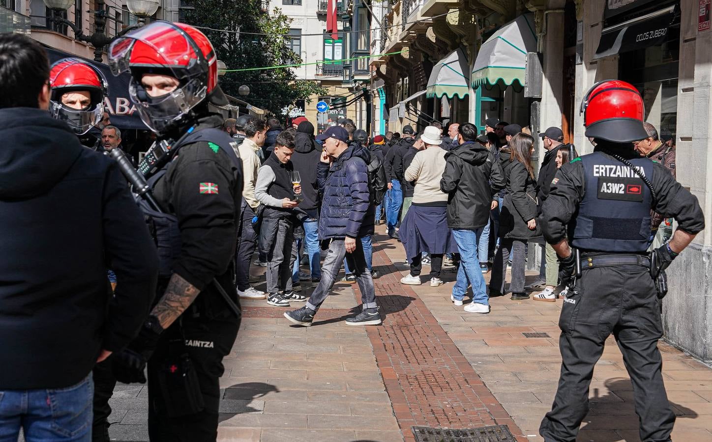 Los aficionados de la Roma calientan el ambiente en Bilbao