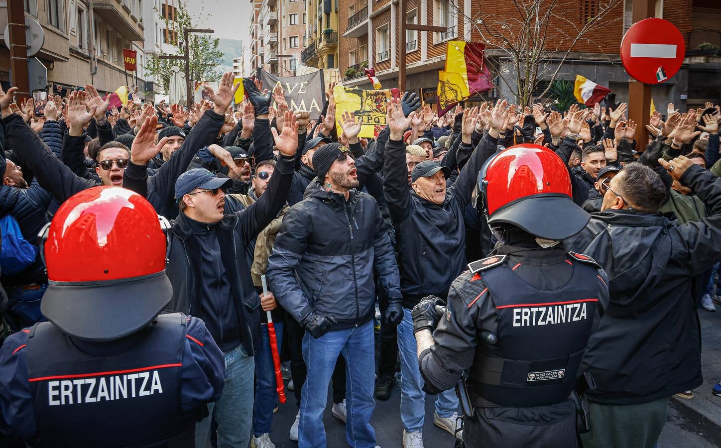 Los aficionados de la Roma calientan el ambiente en Bilbao