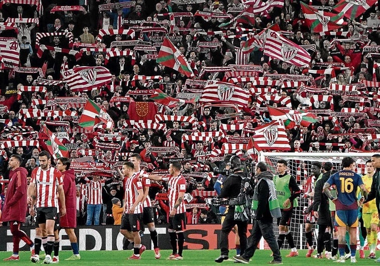 Afición y jugadores recuperaron su sintonía tras conseguir una victoria que celebraron por todo lo alto.