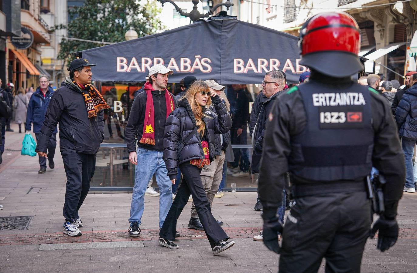 Los aficionados de la Roma calientan el ambiente en Bilbao