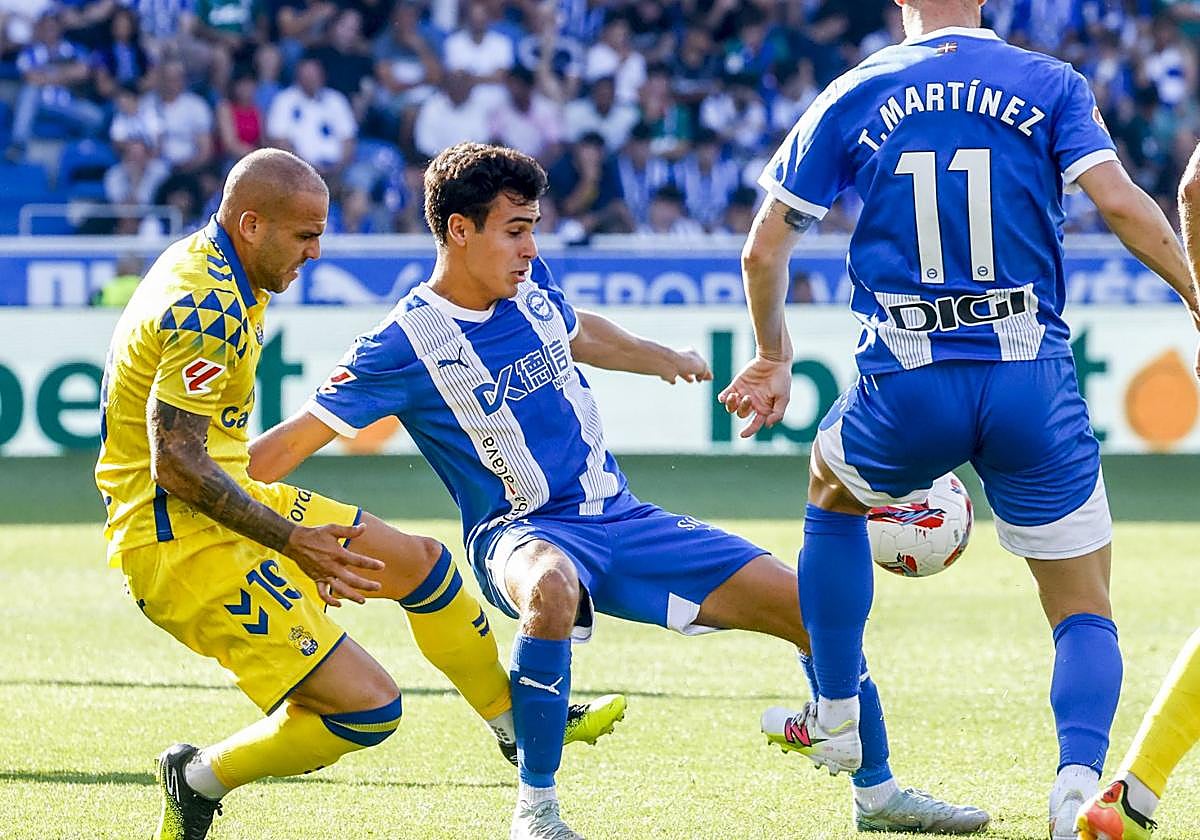 Manu Sánchez y Toni Martínez pelean por el balón en el Alavés-Las Palmas de la primera vuelta.