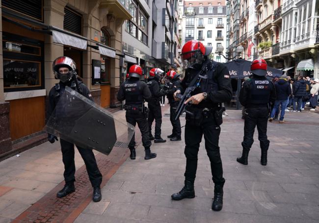 Dispositivo de la Ertzaintza en la calle Diputación.