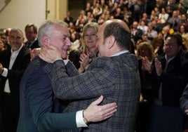 Andoni Ortuzar se dio un efusivo abrazo con Iñigo Urkullu