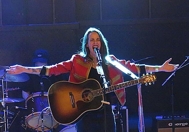 Con la resultona chupa roja.