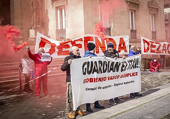 El movimiento en defensa de Aiaraldea ha hecho una cadena humana rodeando el Palacio de la Provincia