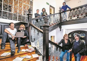 En la Biblioteca Foral. De arriba abajo, Beñat Arginzoniz, Miren Billelabeitia, Garazi Albizua, Txani Rodríguez, Jon Arretxe, Karmele Jaio y Javier Sagastiberri .
