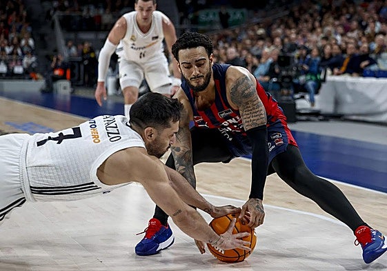 Campazzo se lanza al suelo para tratar de arrebatarle un balón dividido a Howard, más cerca de atraparlo.