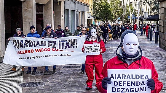 Los ayaleses claman en Vitoria contra el «desmantelamiento» de la comarca