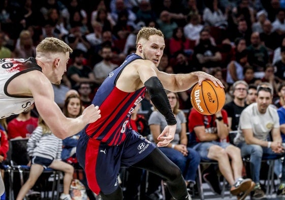 Sedekerskis deja atrás a un rival.