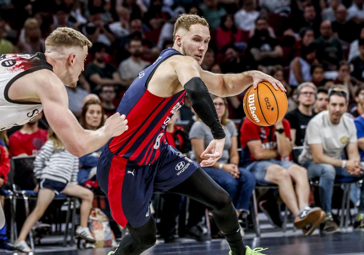 Sedekerskis deja atrás a un rival.