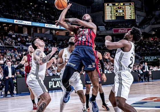 Donta Hall se hace grande bajo el aro merengue ante Deck y Feliz.