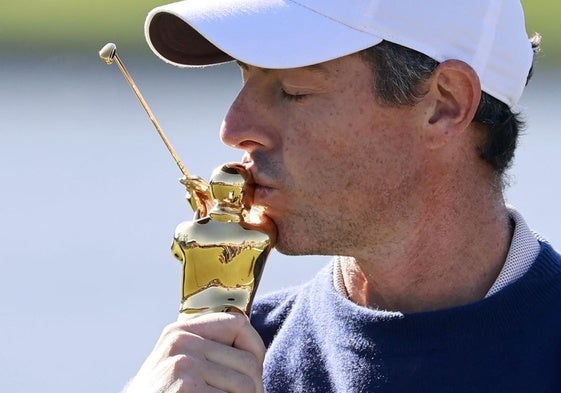 El norirlandés besa el trofeo que le acredita como campeón.