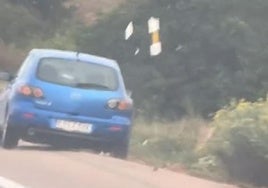 Un conductor ebrio choca contra varios postes y el quitamiedos en la Autovía del Mediterráneo