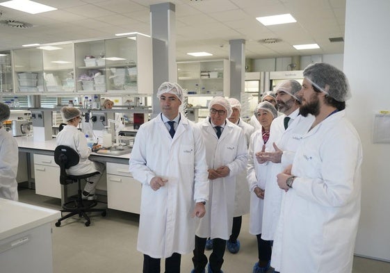 El lehendakari, Imanol Pradales, visita la nueva planta ubicada en Miñano.
