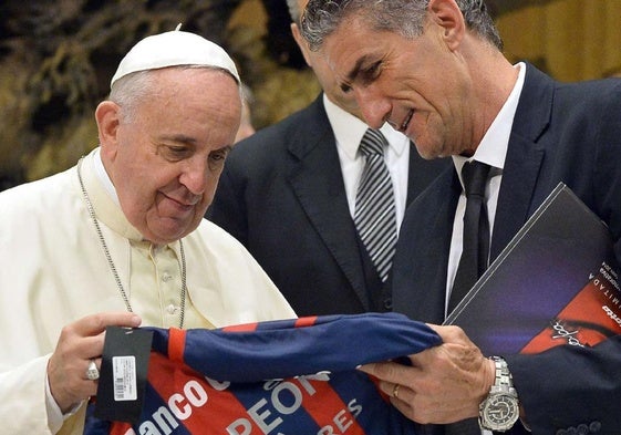 El Papa Francisco recibe la camiseta del San Lorenzo de Almagro conmemorativa del triunfo en la final de la Copa de Libertadores en 2014.