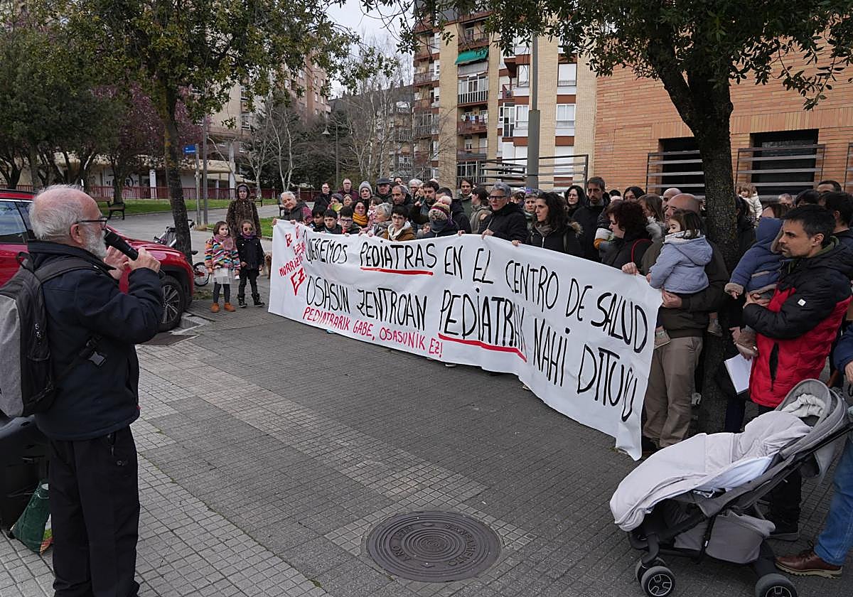 Las familias protestan enfrente del centro de salud.