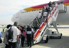 Indemnizan con 10.000 euros a una mujer que se hizo un esguince tras tropezar con una maleta en un avión