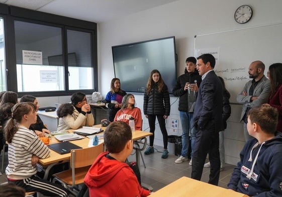 El instituto de Salburua reclama a Pradales «más recursos» en una visita institucional