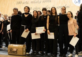El grupo 'Zeharka Flute', formado por las alumnas Naroa Igarza, Ane Arnela, Irene Goiri, Uxue Zabala, Maite Molina al piano y Aitziber Elizaran al violonchelo bajo la dirección del profesor Alfredo Sanz, recibió la distinción.