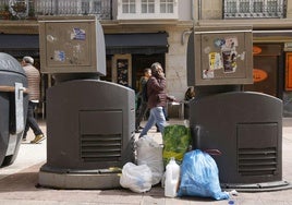 Basura fuera de los contenedores en una calle del centro de Vitoria.