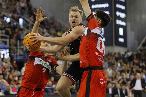 Harald Frey, rodeado por dos jugadores del Granada en el partido de ida,