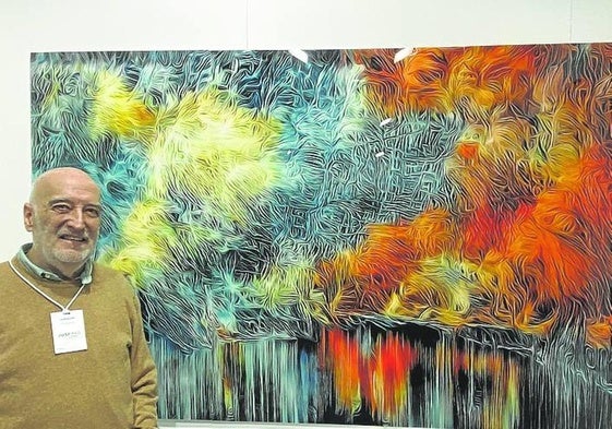 El artista Patxi Navarro, junto a su obra 'La colada'.