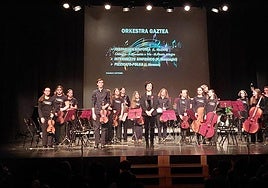 Su nueva orquesta sinfónica Bartolomé Ertzilla, un proyecto que amplía la oferta musical del centro al incorporar instrumentos de todas las familias sinfónicas