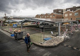 Nuevos paneles fotovoltaicos en el parking del centro comercial.