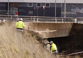 Estado en el que quedó el puente afectado por las llamas en Paseo de la Ilíada.
