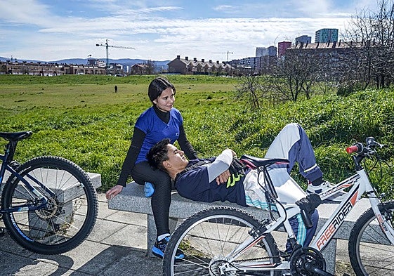 Una pareja de ciclistas disfruta del sol invernal en Salburua