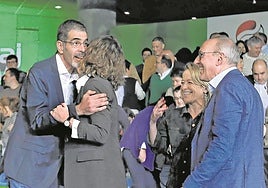 Eneko Goia, a la izquierda, saluda a Elixabete Etxanobe en un acto del PNV en presencia de Eider Mendoza y Ramiro González.
