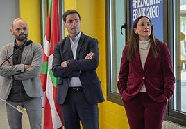 La consejera de Educación, Begoña Pedrosa, junto con el lehendakari en una reciente visita al instituto de Salburua, en Vitoria.