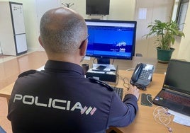 Detienen a una pareja por estafar 'online' 12.000 euros a un hombre con discapacidad de Vitoria