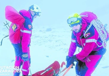 Dos de los efectivos que participaron en el operativo para rescatar a los montañeros, que finalmente fallecieron en el Moncayo.