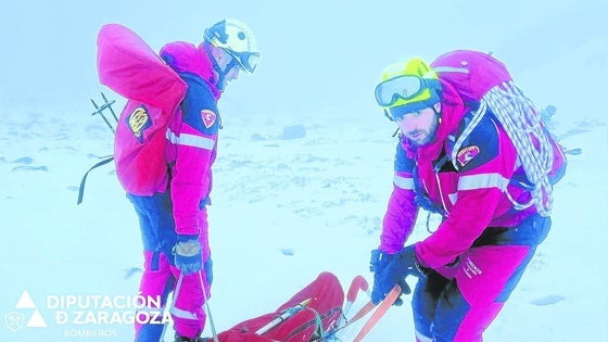 Dos de los efectivos que participaron en el operativo para rescatar a los montañeros, que finalmente fallecieron en el Moncayo.