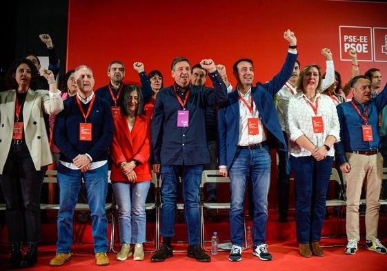 La nueva ejecutiva del PSE ha clausurado su congreso entonando 'La Internacional'.